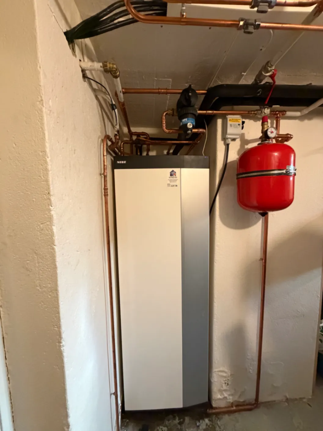 Varmvattenberedare och expansionskärl installerade i teknikrum