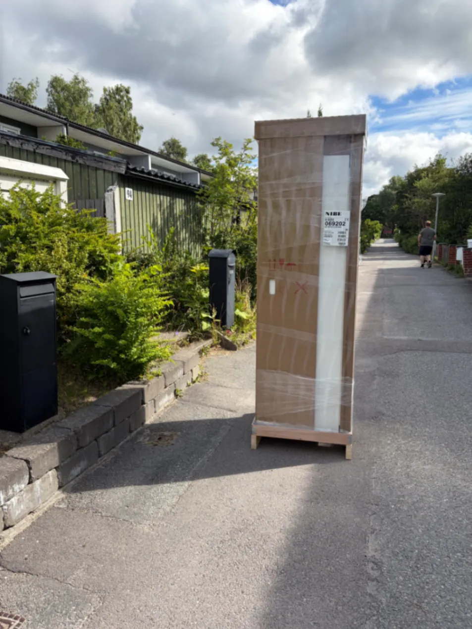 Luftvattenvärmepump installerad utomhus vid villa